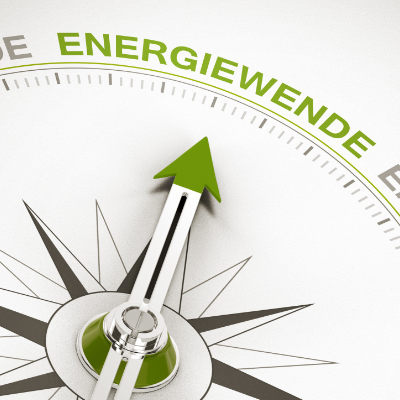 Das Bild zeigt einen Kompass, dessen grüne Nadel auf das Wort „Energiewende“ zeigt.