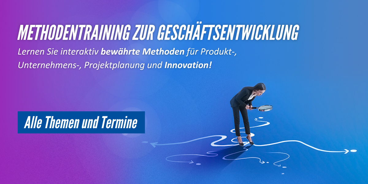  Eine Frau mit Lupe untersucht einen verschlungenen weißen Pfad auf blau-violettem Hintergrund.