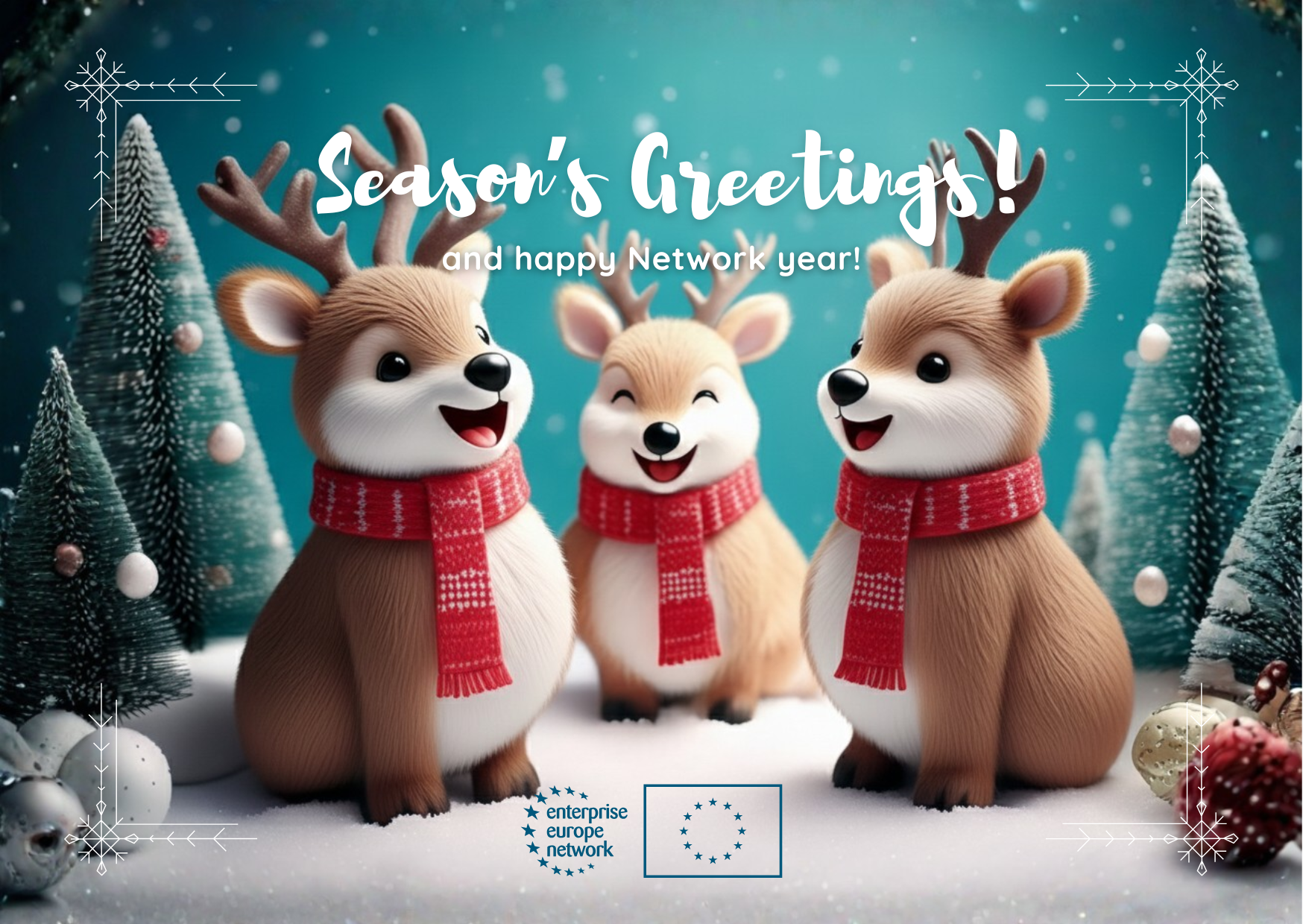 Das Bild zeigt drei lächelnde, cartoonartige Rentiere mit roten Schals vor verschneiten Tannen.