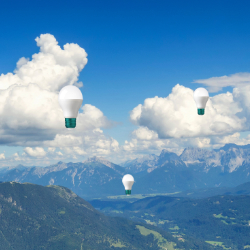 Das Bild zeigt Wolken, die über einer Berglandschaft schweben.