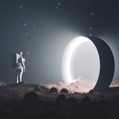 Man sieht einen Menschen im Raumanzug auf dem Mond, der in einen visionär leuchtenden Kreis schaut.