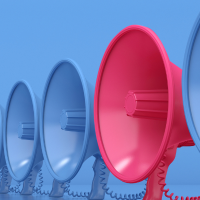 Man sieht zwei blaue Megafone und ein pinkes.