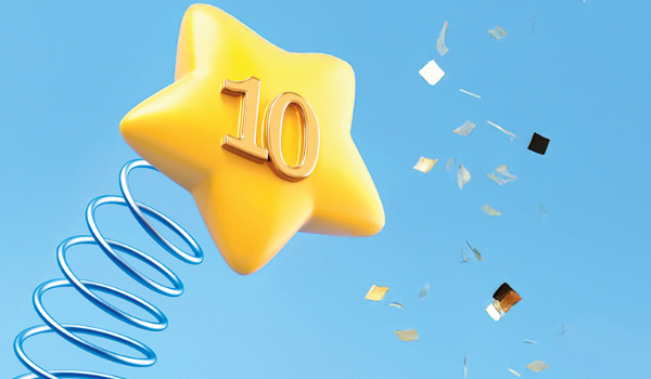 Das Bild zeigt einen gelben Stern mit der Zahl 10 auf einer blauen Spiralfeder, umgeben von schwebendem Konfetti vor blauem Himmel.