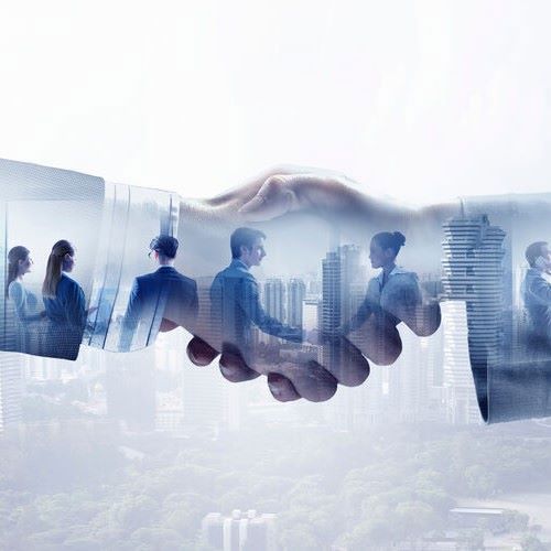 Zwei Hände im partnerschaftlichen Handschlag, die Partnerschaft symbolisieren