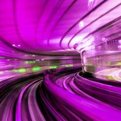 Tunnel einer U-Bahn in verschiedenen violetten Farben