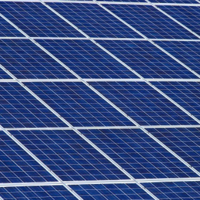 Das Bild zeigt mehrere Solarmodule.