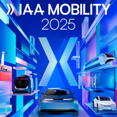 Das Bild zeigt eine futuristische Darstellung moderner Mobilität mit Autos, Zügen, Fahrrädern und Scootern vor einem blauen, digital wirkenden Hintergrund sowie dem Schriftzug „IAA MOBILITY 2025“.