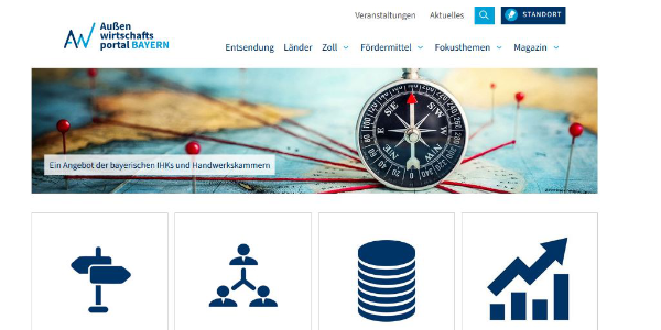 eine Hand, die Holzklötze zusammensetzt, auf denen hexagonale Symbole und das Wort „RESILIENZ“ abgebildet sind