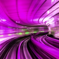 Tunnel mit neonrosa Beleuchtung und dynamischem Bewegungseffekt